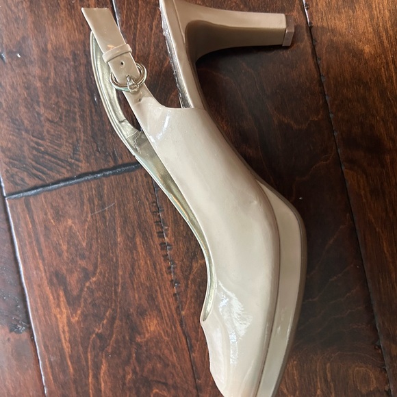 Etienne Aigner nude patent leather slingback heels - Picture 4 of 5